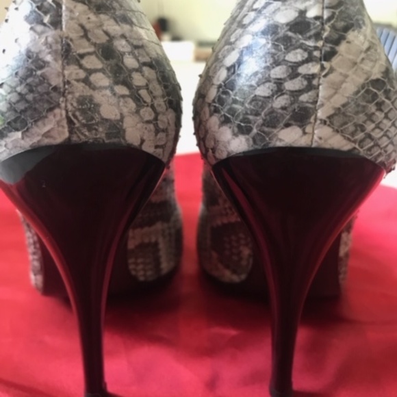 Stuart Weitzman - Picture 7 of 16